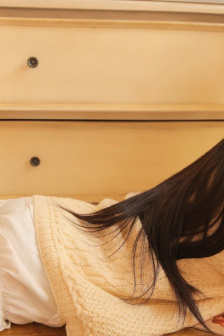 女生手脚绑起来嘴巴用胶带封上